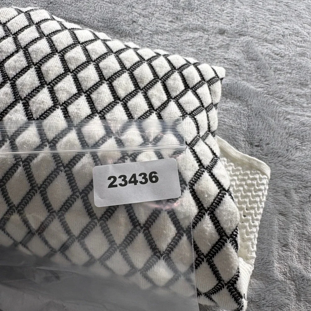 St. John Wool Blend Sweater Women Size 8 White Black Argyle Knit Pullover Casual